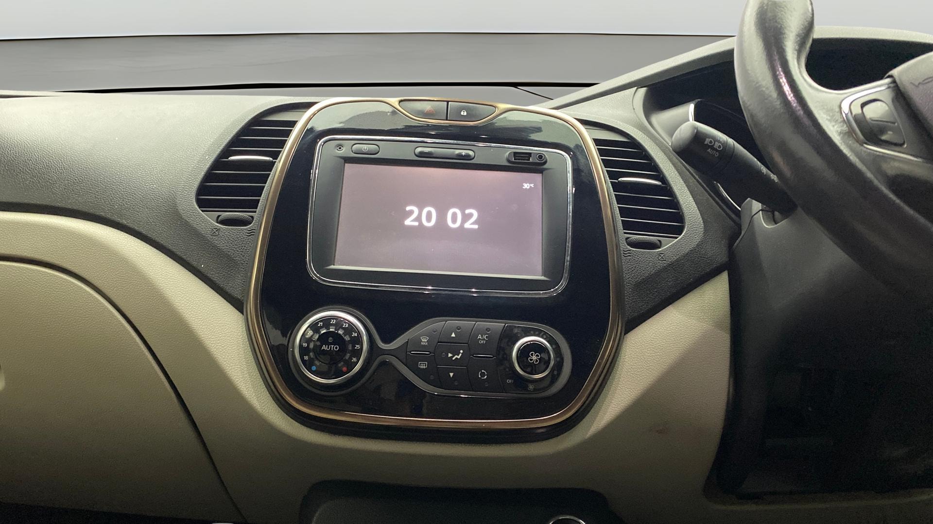 View 2018 Renault Captur Platine Diesel Dual Tone Image 33 Used 2018 Renault Captur Platine Diesel Dual Tone Image 33