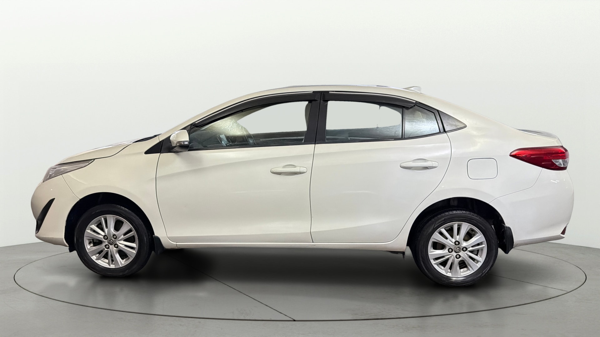 View 2018 Toyota Yaris V CVT Image 6 Used 2018 Toyota Yaris V CVT Image 6