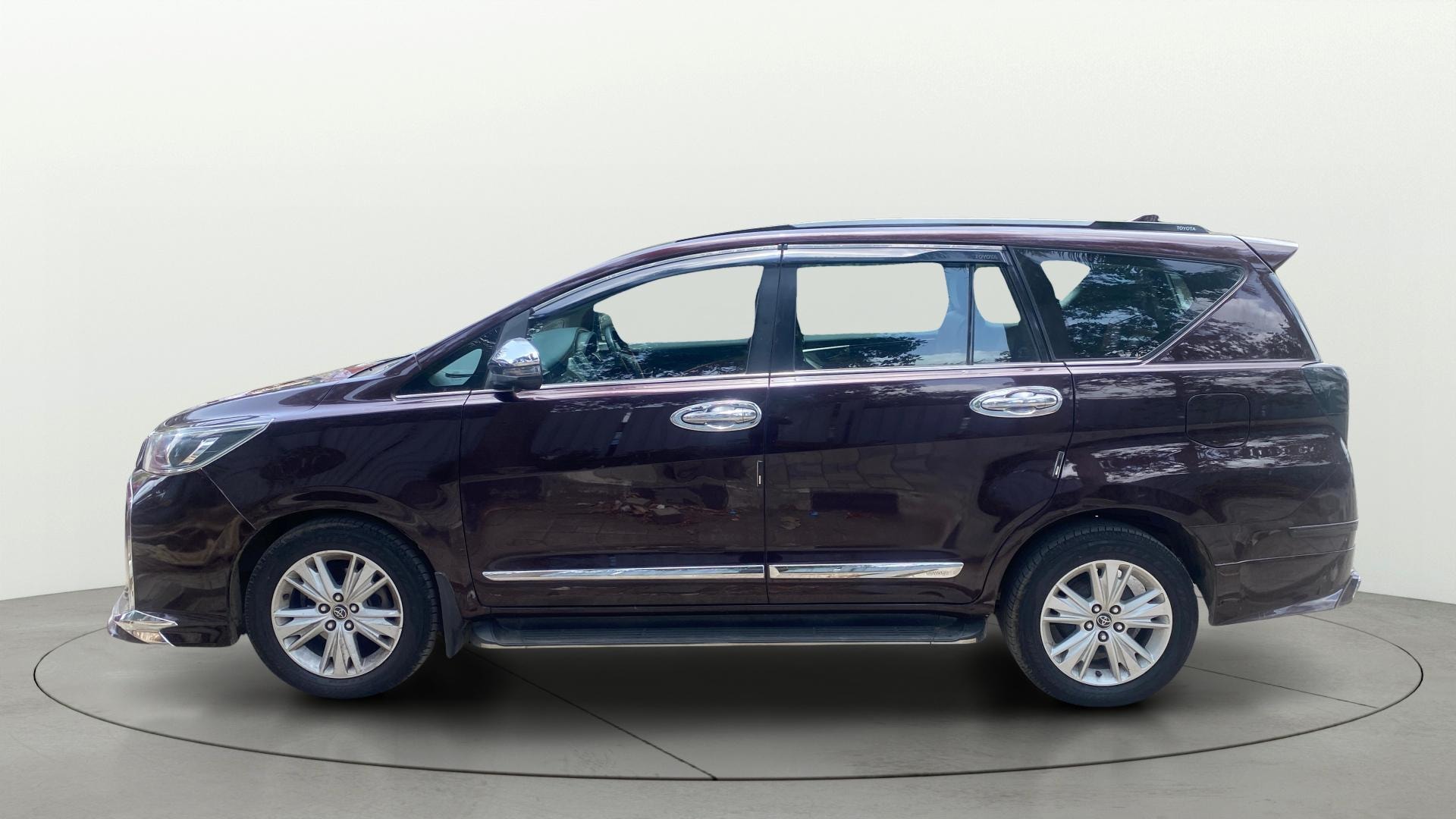 View 2018 Toyota Innova Crysta 2.8 ZX AT 7-Seater Image 5 Used 2018 Toyota Innova Crysta 2.8 ZX AT 7-Seater Image 5