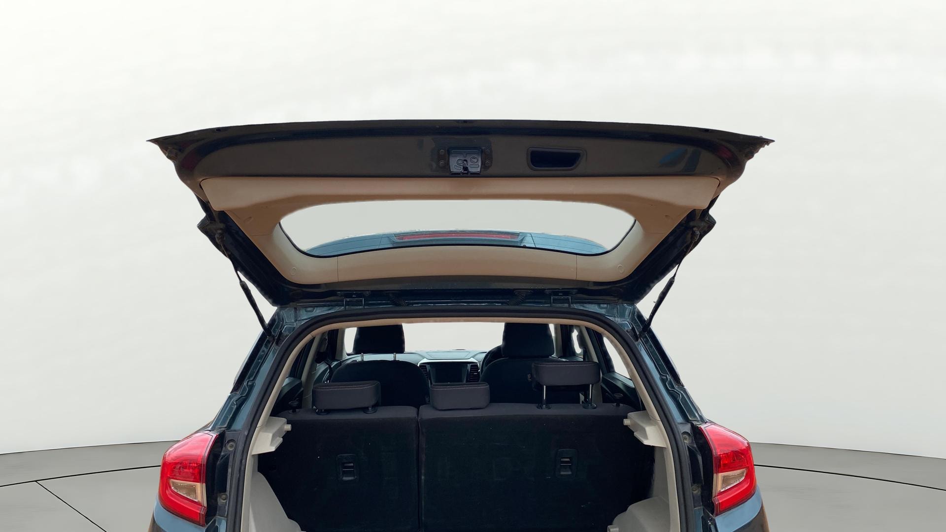 View 2019 Mahindra XUV300 W4 Petrol BS IV Image 17 Used 2019 Mahindra XUV300 W4 Petrol BS IV Image 17