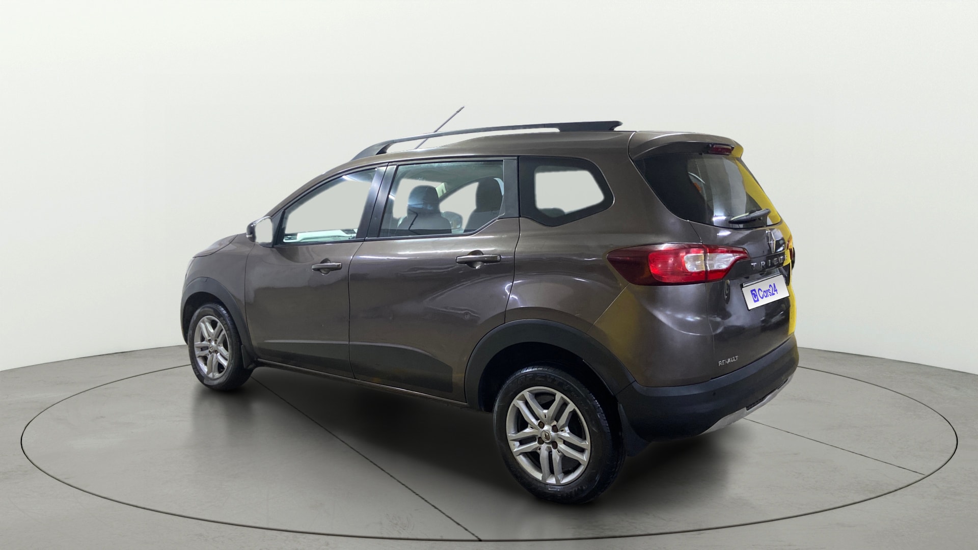 View 2022 Renault Triber RXZ Image 2 Used 2022 Renault Triber RXZ Image 2