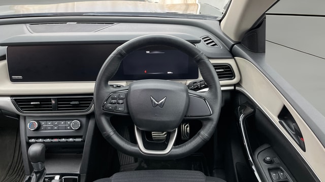 View Mahindra XUV700 Image 20 Used Mahindra XUV700 Image 20