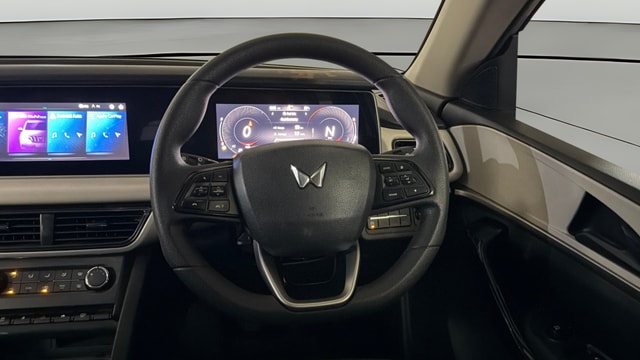 View Mahindra XUV700 Image 14 Used Mahindra XUV700 Image 14