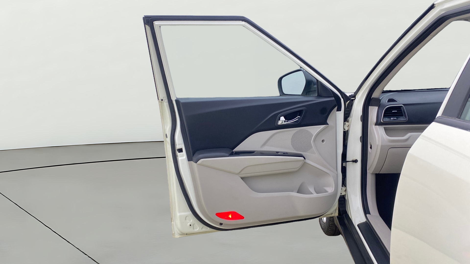 View 2020 Mahindra XUV300 W4 Petrol BS IV Image 38 Used 2020 Mahindra XUV300 W4 Petrol BS IV Image 38