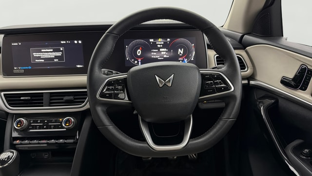 View Mahindra XUV700 Image 14 Used Mahindra XUV700 Image 14
