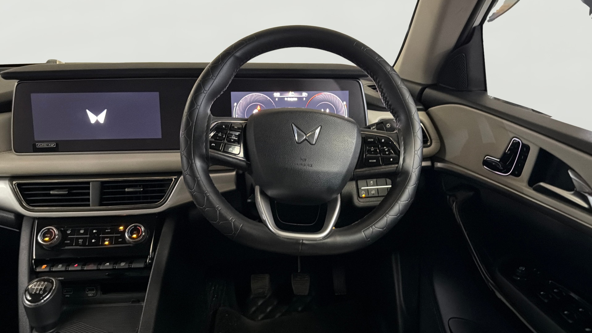 View 2025 Mahindra XUV700 MX Petrol 5 STR Image 14 Used 2025 Mahindra XUV700 MX Petrol 5 STR Image 14