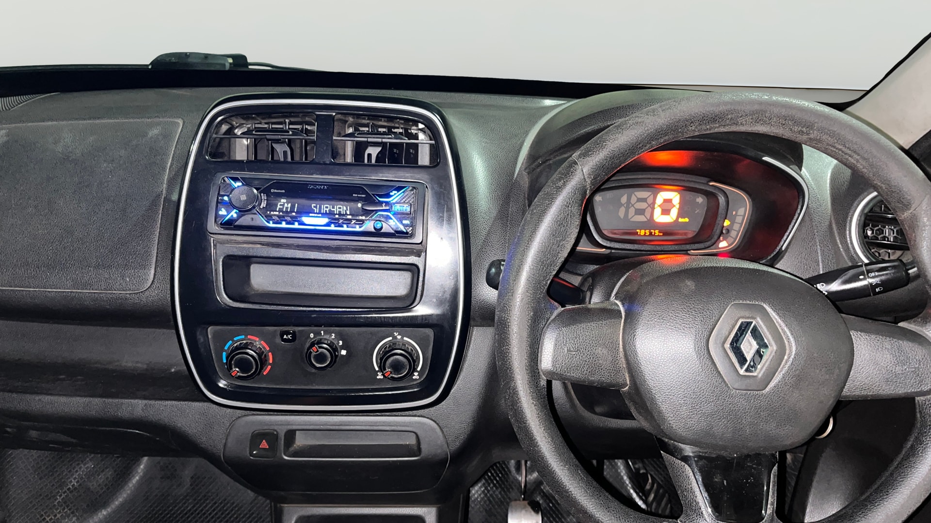 View 2018 Renault Kwid RXL Image 17 Used 2018 Renault Kwid RXL Image 17