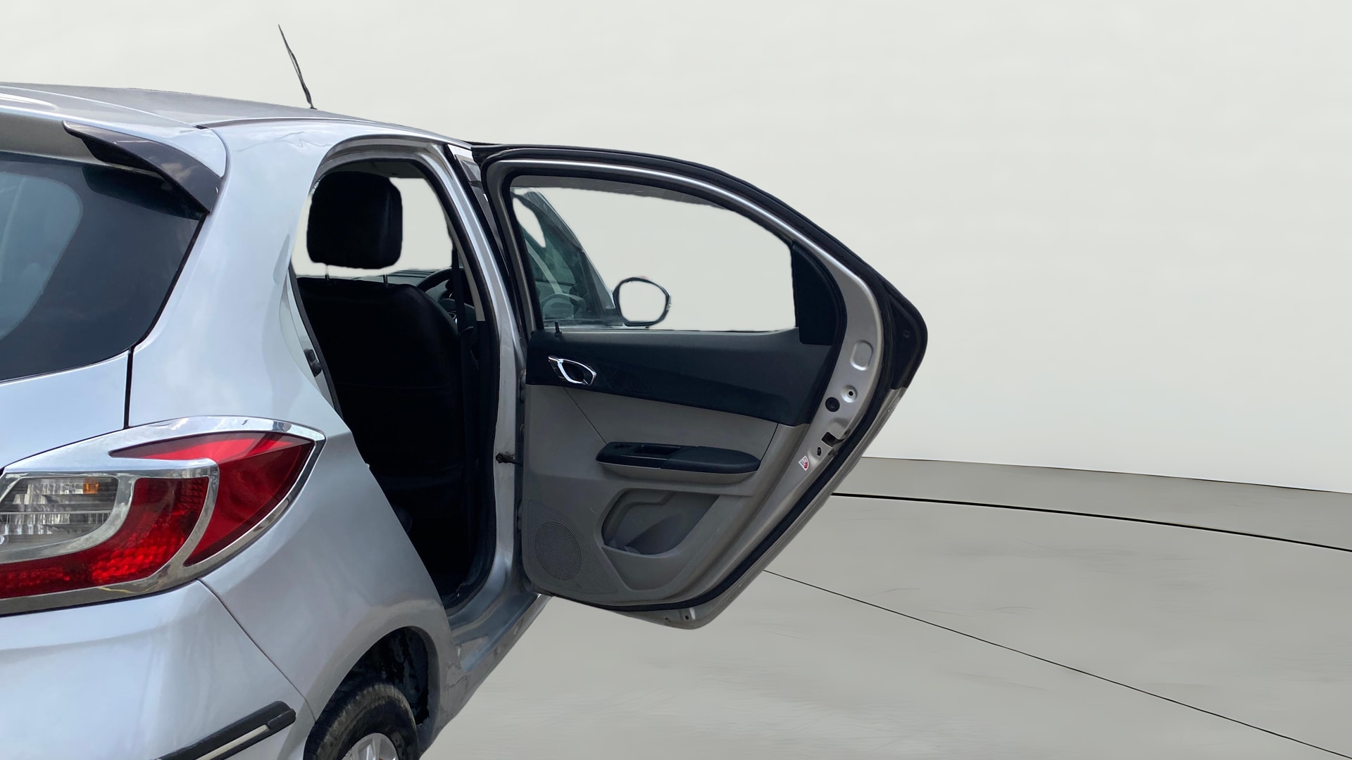 View 2018 Tata Tiago Revotorq XB Image 7 Used 2018 Tata Tiago Revotorq XB Image 7