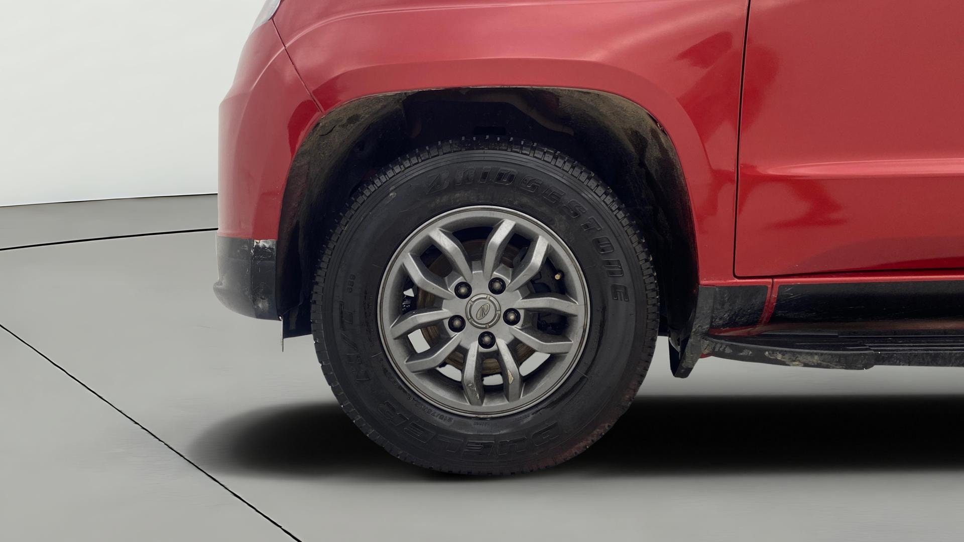 View 2018 Mahindra TUV300 T10 100HP Image 27 Used 2018 Mahindra TUV300 T10 100HP Image 27