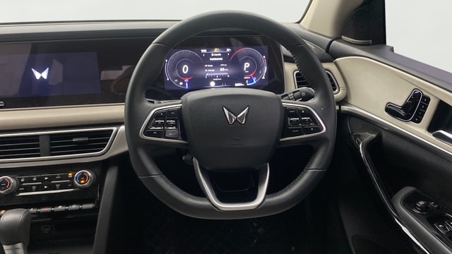 View Mahindra XUV700 Image 14 Used Mahindra XUV700 Image 14