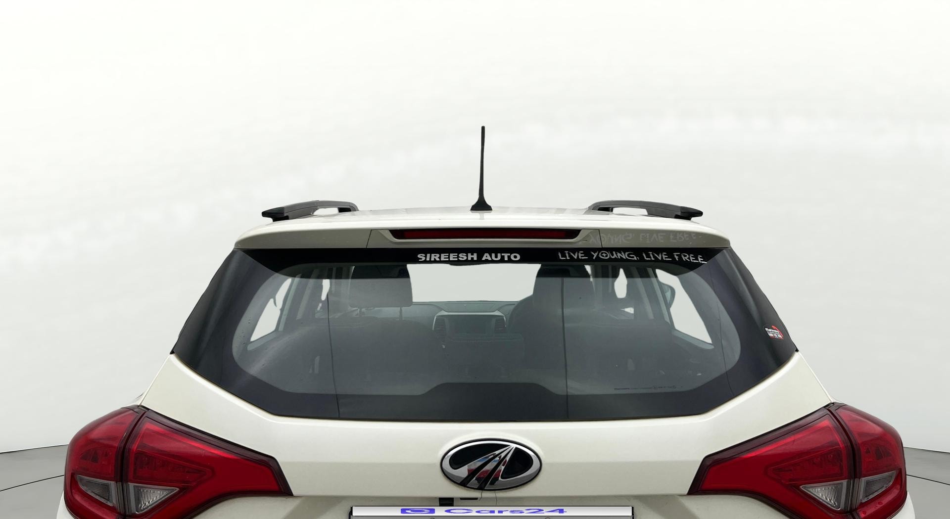 View 2019 Mahindra XUV300 W4 Petrol BS IV Image 4 Used 2019 Mahindra XUV300 W4 Petrol BS IV Image 4