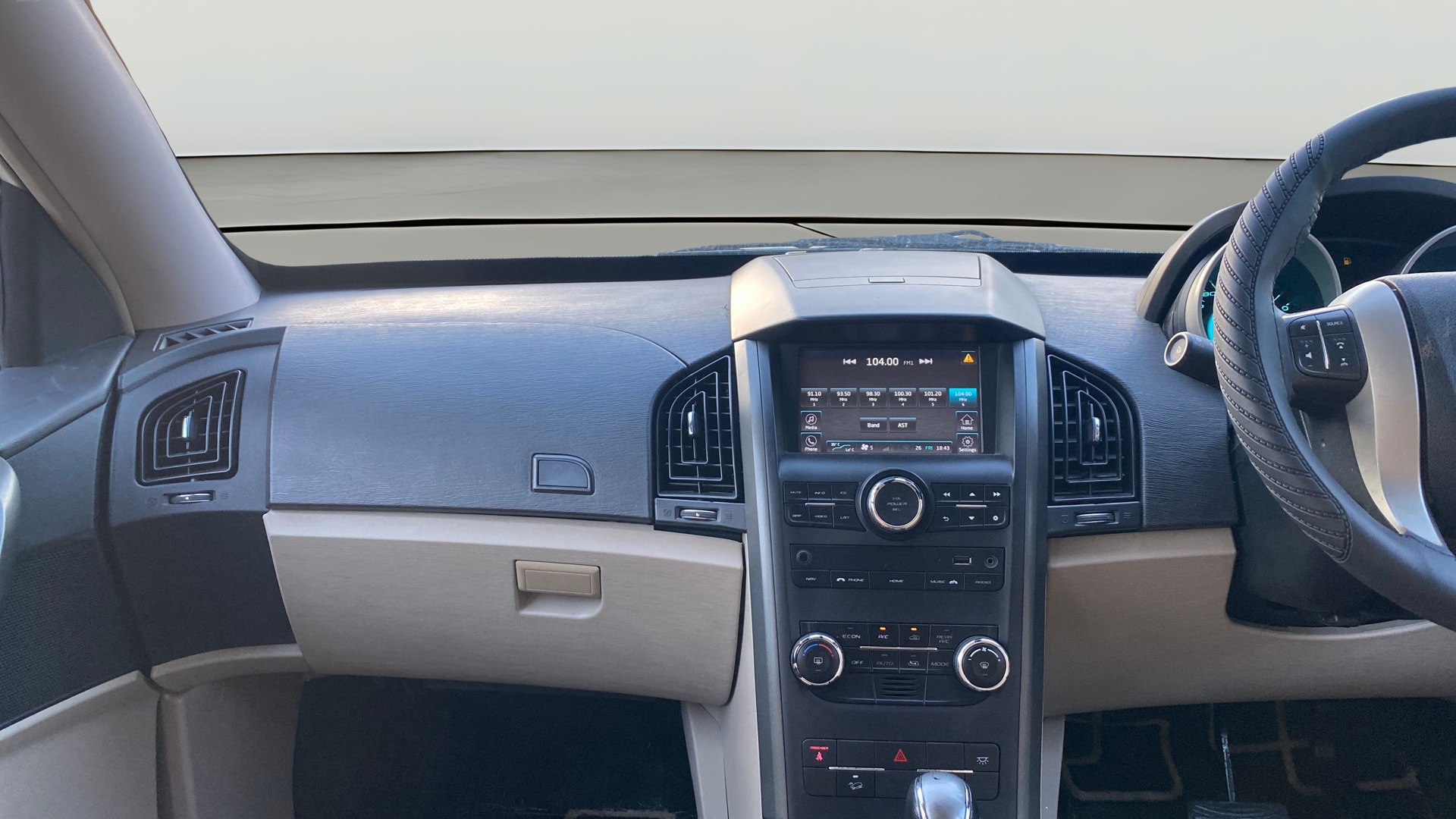 View 2018 Mahindra XUV500 G AT Image 19 Used 2018 Mahindra XUV500 G AT Image 19