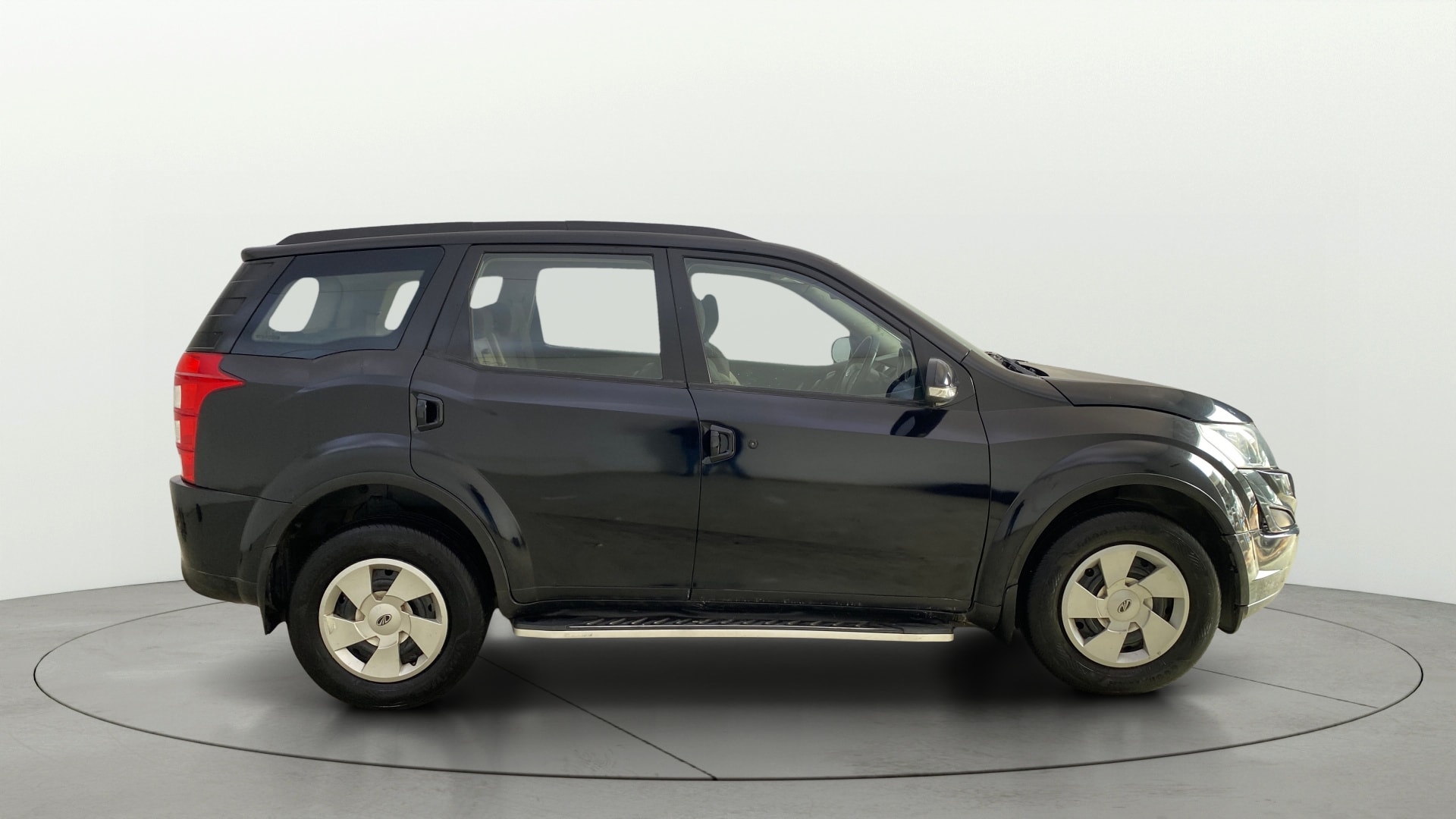 View 2018 Mahindra XUV500 W6 AT Image 8 Used 2018 Mahindra XUV500 W6 AT Image 8