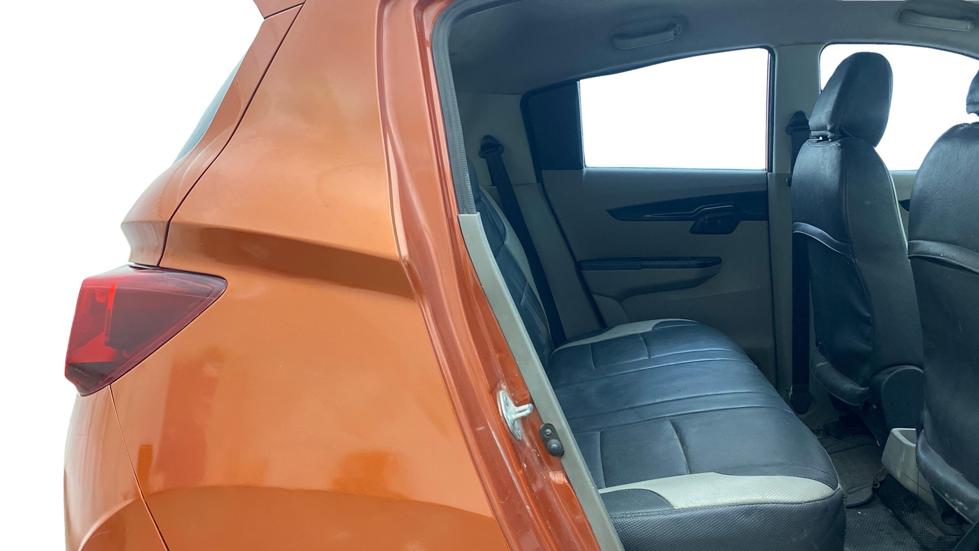 View 2016 Mahindra KUV100 K4 Plus Diesel 6 Seater BS IV Image 28 Used 2016 Mahindra KUV100 K4 Plus Diesel 6 Seater BS IV Image 28