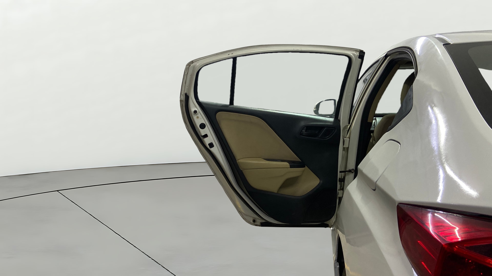 View 2015 Honda City ZX MT Diesel Anniversary Edition Image 23 Used 2015 Honda City ZX MT Diesel Anniversary Edition Image 23