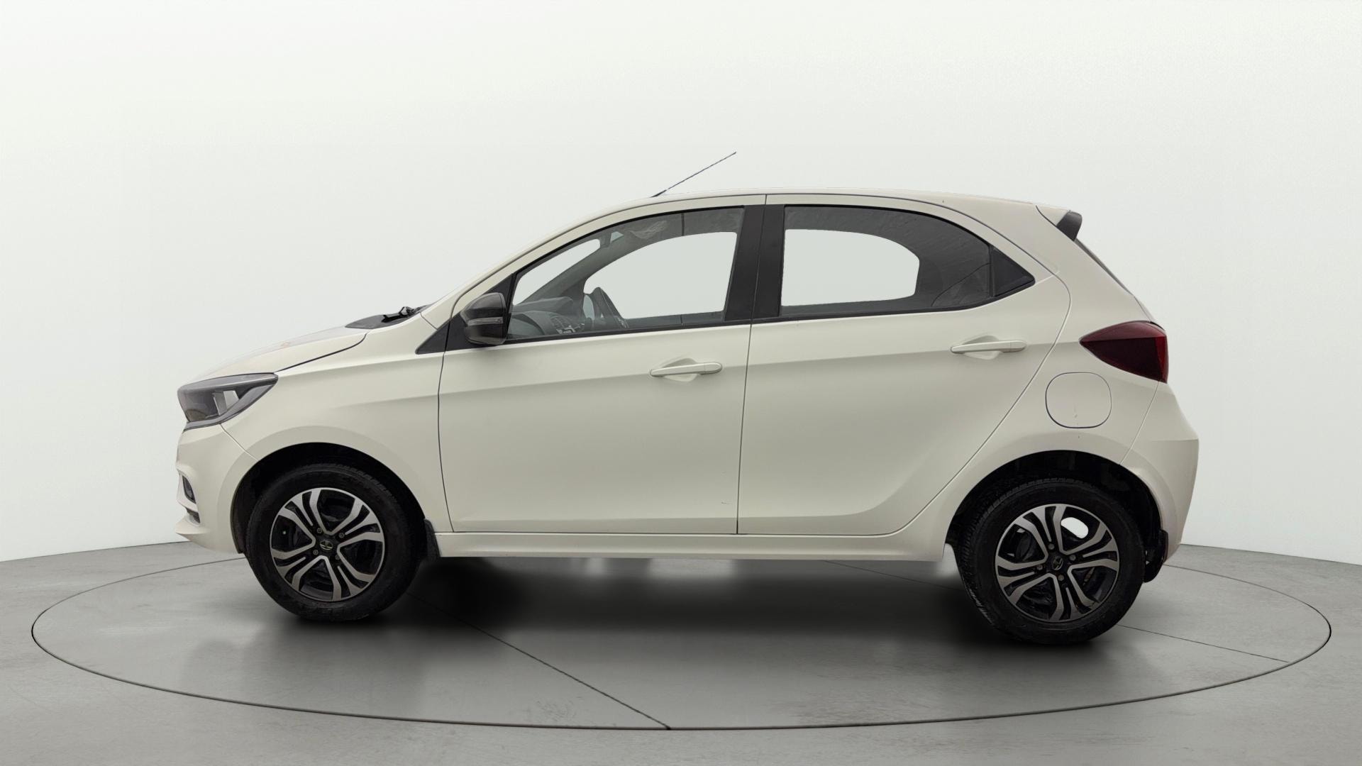 View 2022 Tata Tiago Revotorq XB Image 5 Used 2022 Tata Tiago Revotorq XB Image 5