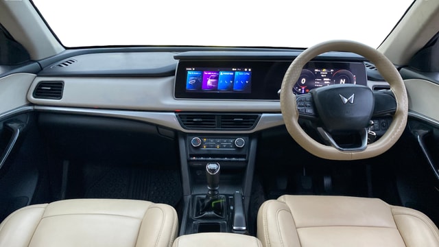 View Mahindra XUV700 Image 16 Used Mahindra XUV700 Image 16