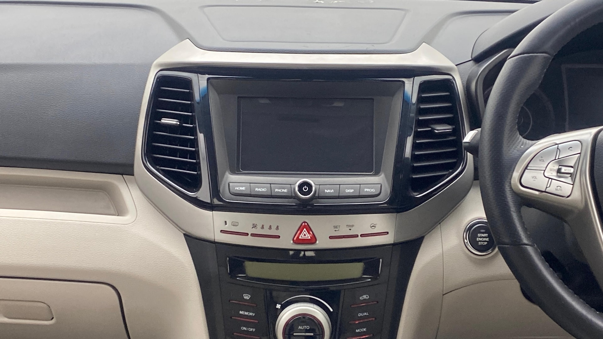View 2021 Mahindra XUV300 W4 Petrol BS IV Image 33 Used 2021 Mahindra XUV300 W4 Petrol BS IV Image 33