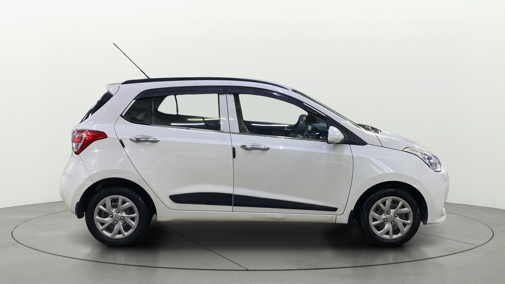 View 2017 Hyundai Grand i10 1.2 Sportz(O) Petrol Image 8 Used 2017 Hyundai Grand i10 1.2 Sportz(O) Petrol Image 8