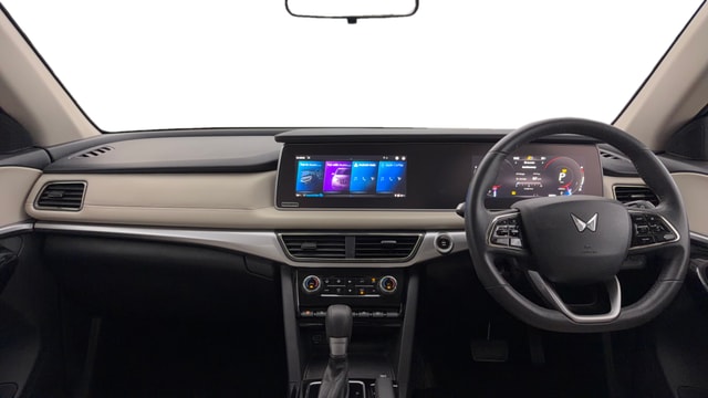 View Mahindra XUV700 Image 32 Used Mahindra XUV700 Image 32