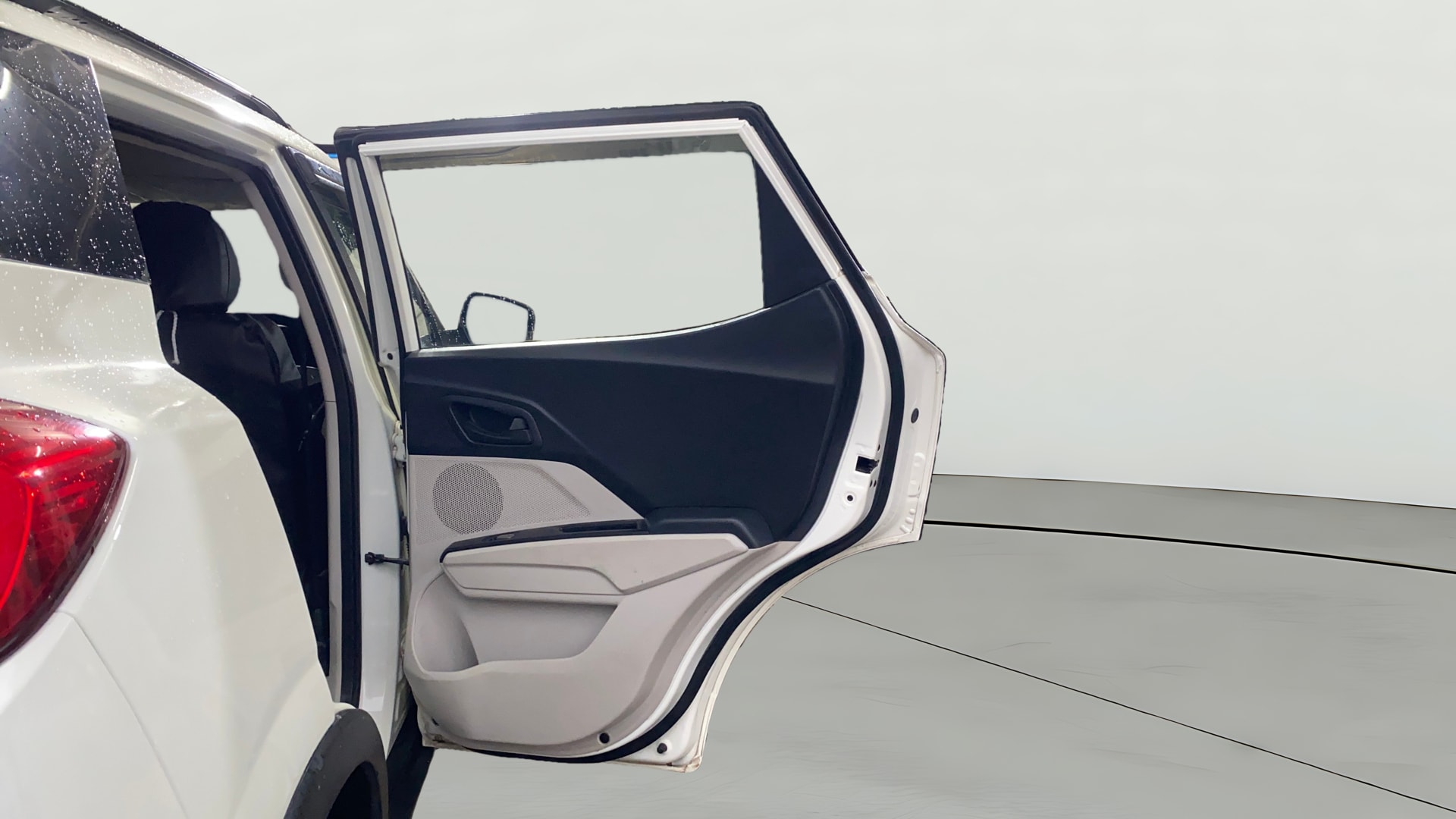 View 2022 Mahindra XUV300 W4 Petrol BS IV Image 7 Used 2022 Mahindra XUV300 W4 Petrol BS IV Image 7