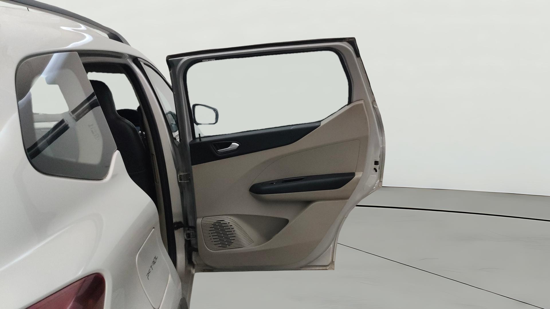 View 2022 Renault Triber RXZ Image 7 Used 2022 Renault Triber RXZ Image 7