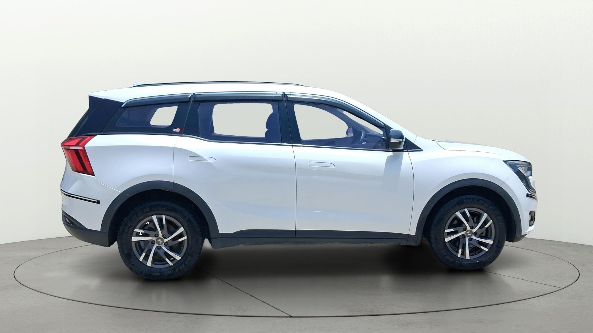 View 2022 Mahindra XUV700 MX Petrol 5 STR Image 28 Used 2022 Mahindra XUV700 MX Petrol 5 STR Image 28