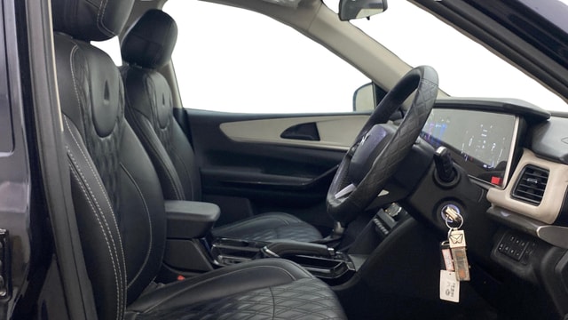 View Mahindra XUV700 Image 28 Used Mahindra XUV700 Image 28