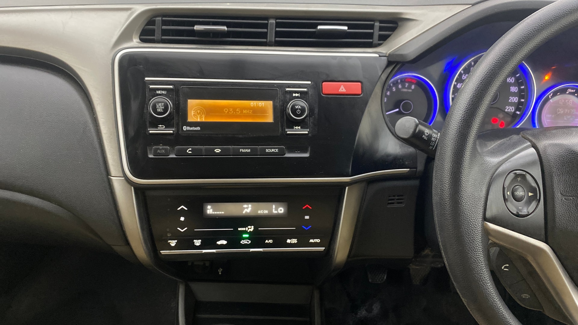 View 2015 Honda City ZX MT Diesel Anniversary Edition Image 18 Used 2015 Honda City ZX MT Diesel Anniversary Edition Image 18