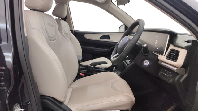 View Mahindra XUV700 Image 27 Used Mahindra XUV700 Image 27