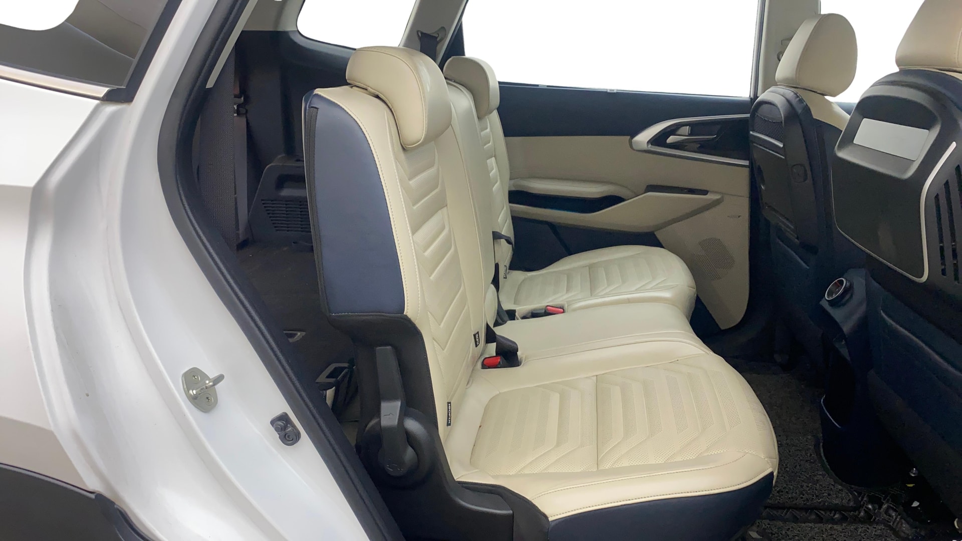 View 2022 Kia Carens Luxury Plus 1.5 AT Diesel 7 STR Image 32 Used 2022 Kia Carens Luxury Plus 1.5 AT Diesel 7 STR Image 32