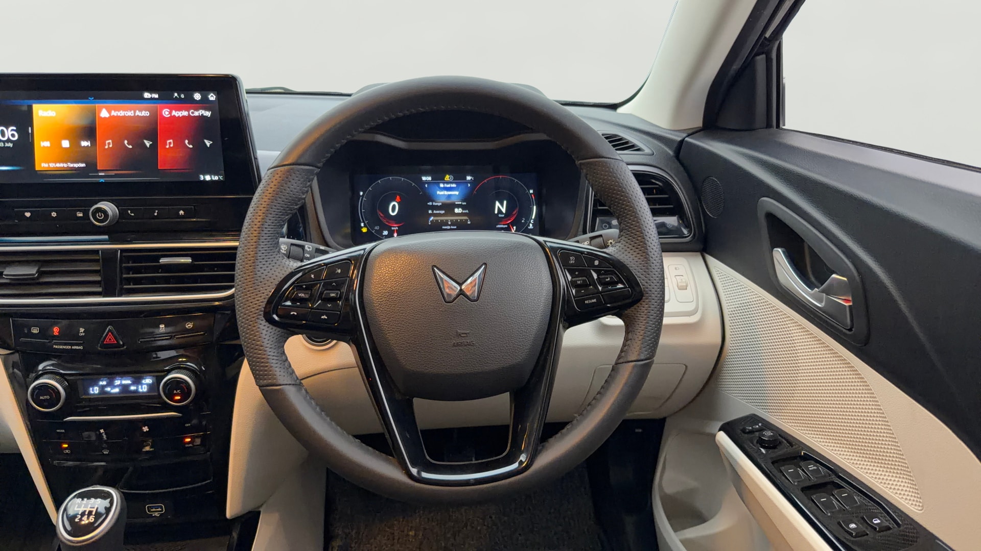 View 2025 Mahindra XUV 3XO AX5 1.2 L TCMPFi Image 21 Used 2025 Mahindra XUV 3XO AX5 1.2 L TCMPFi Image 21