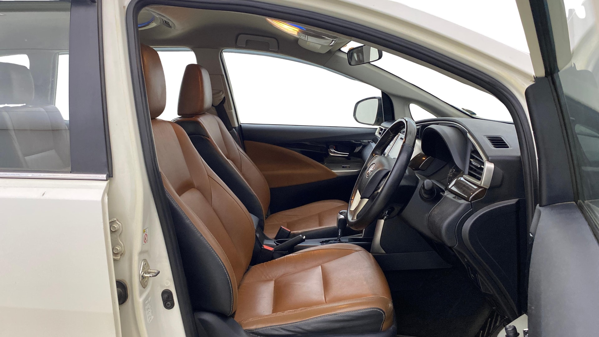 View 2018 Toyota Innova Crysta 2.8 ZX AT 7-Seater Image 28 Used 2018 Toyota Innova Crysta 2.8 ZX AT 7-Seater Image 28