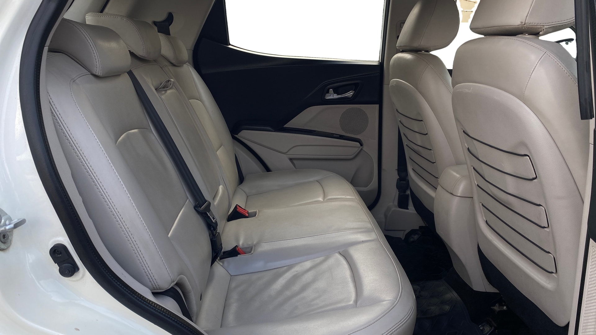 View 2019 Mahindra XUV300 W4 Petrol BS IV Image 31 Used 2019 Mahindra XUV300 W4 Petrol BS IV Image 31