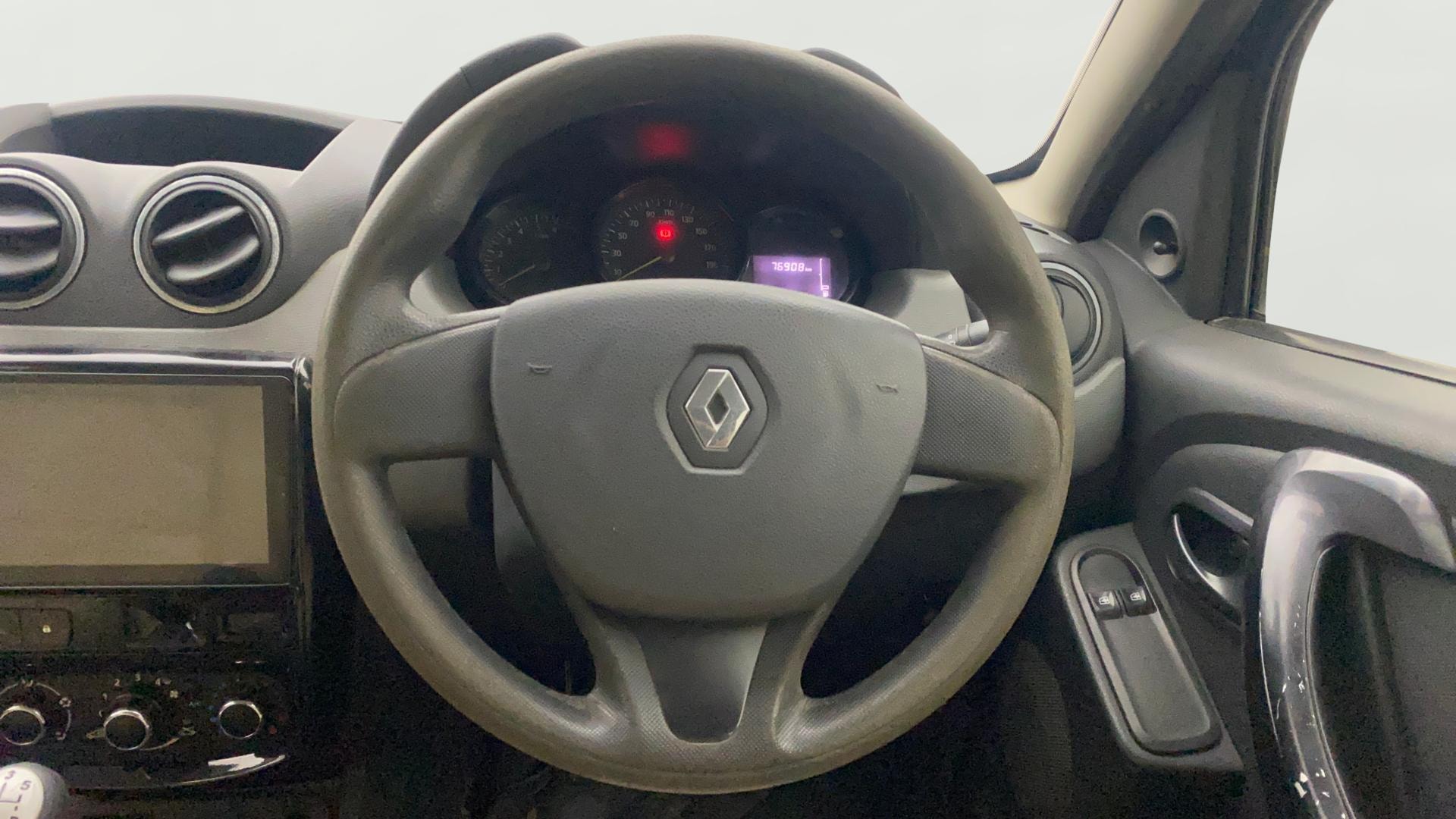 View 2015 Renault Duster Diesel 85PS RXE Image 12 Used 2015 Renault Duster Diesel 85PS RXE Image 12