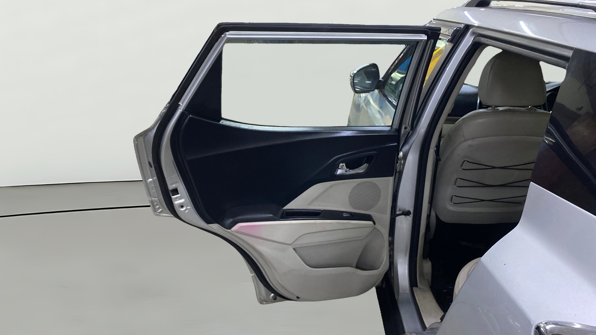 View 2019 Mahindra XUV300 W4 Petrol BS IV Image 16 Used 2019 Mahindra XUV300 W4 Petrol BS IV Image 16