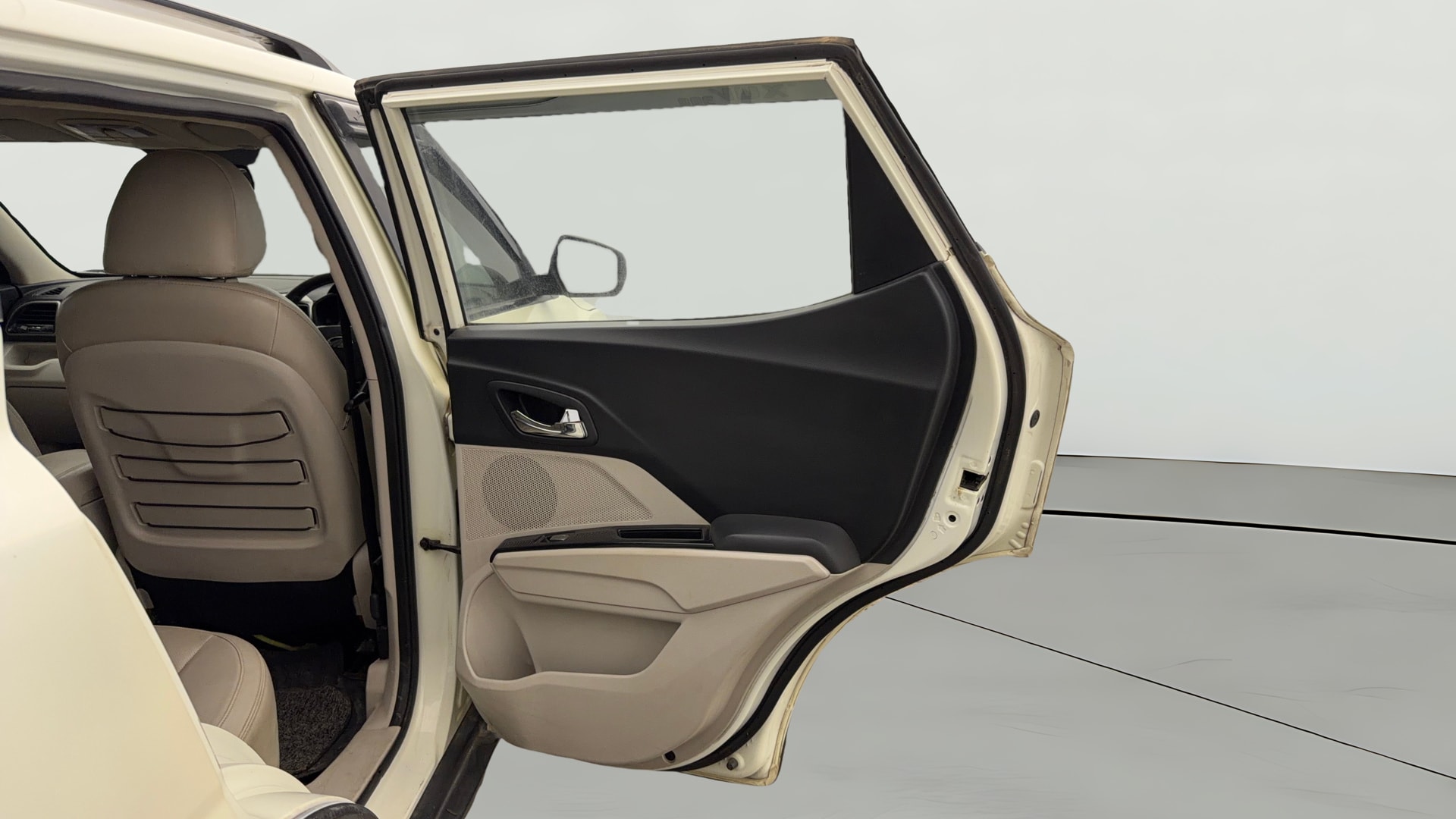 View 2019 Mahindra XUV300 W4 Petrol BS IV Image 8 Used 2019 Mahindra XUV300 W4 Petrol BS IV Image 8