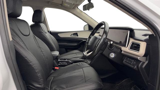 View Mahindra XUV700 Image 27 Used Mahindra XUV700 Image 27