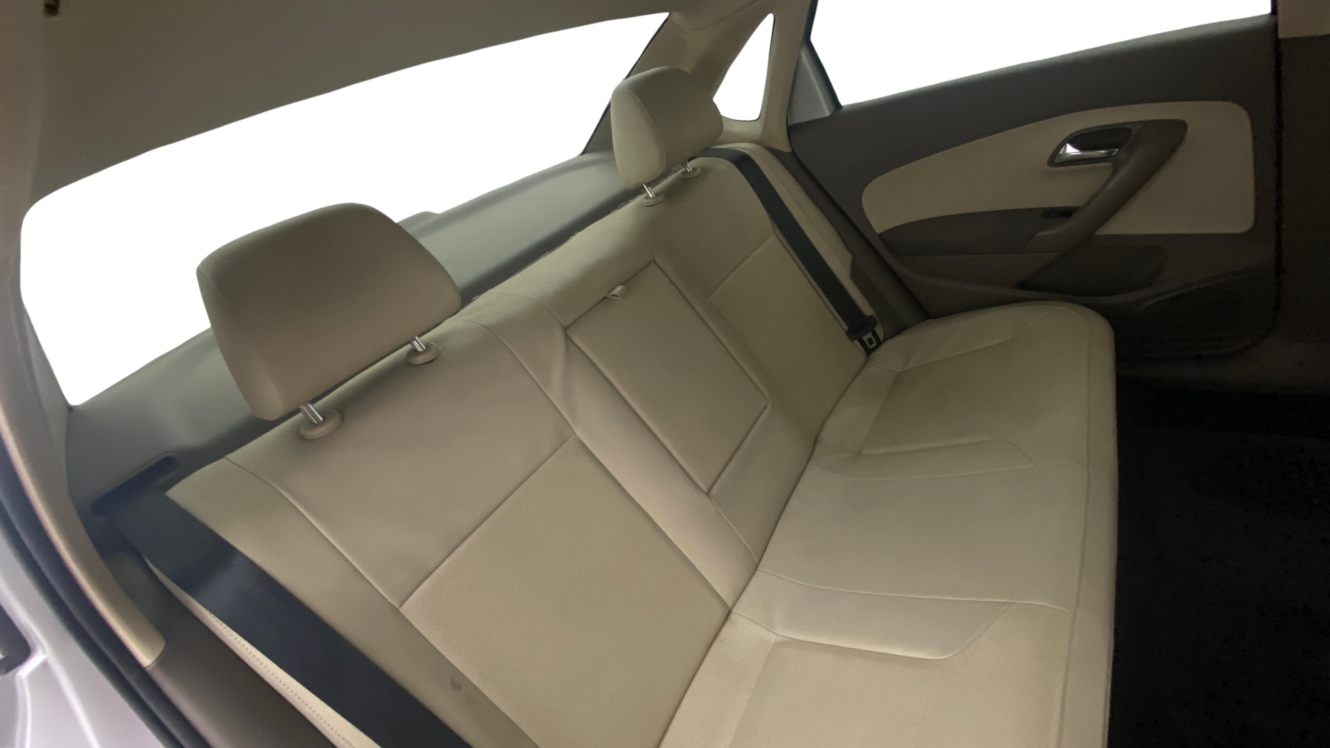 View 2015 Skoda Rapid 1.5 TDI CR Elegance AT Image 29 Used 2015 Skoda Rapid 1.5 TDI CR Elegance AT Image 29