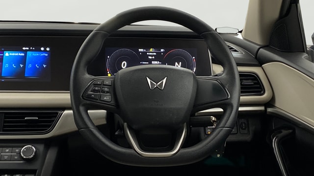 View Mahindra XUV700 Image 21 Used Mahindra XUV700 Image 21