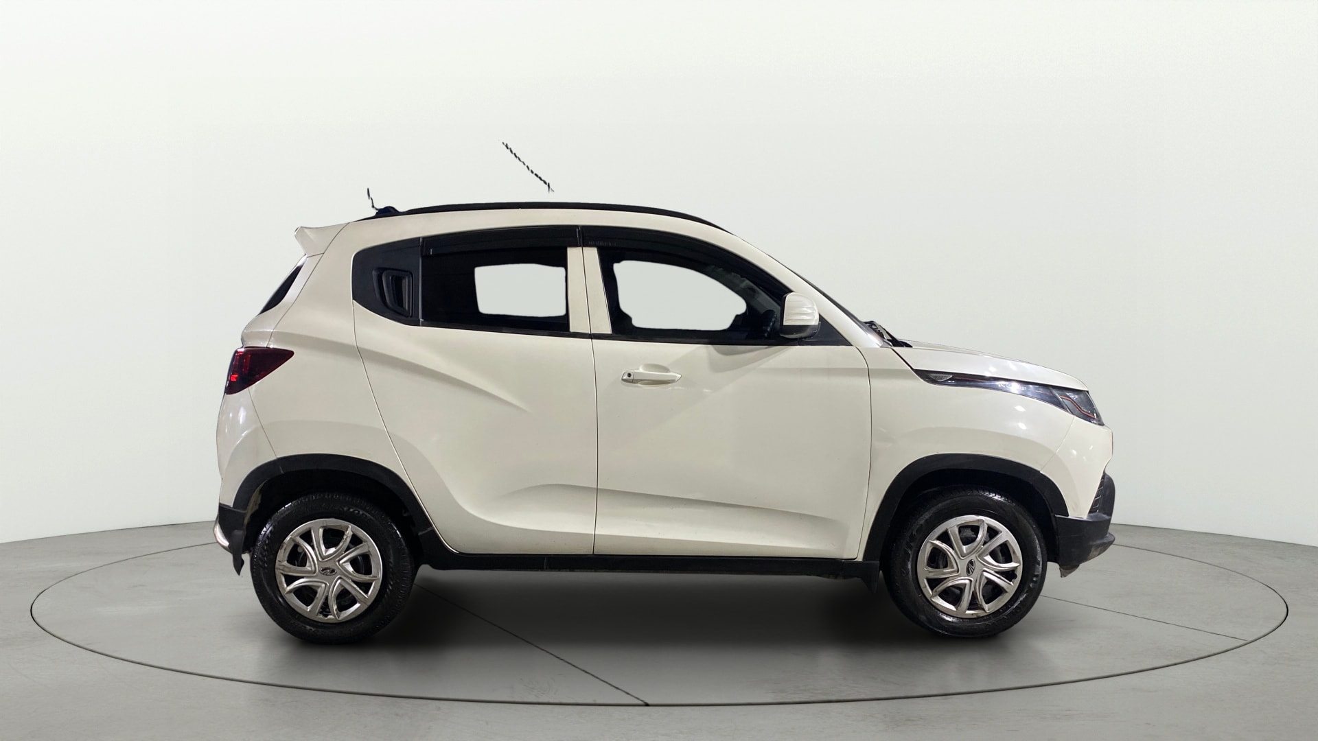 View 2017 Mahindra KUV100 K4 Plus Petrol 6 Seater BS IV Image 8 Used 2017 Mahindra KUV100 K4 Plus Petrol 6 Seater BS IV Image 8