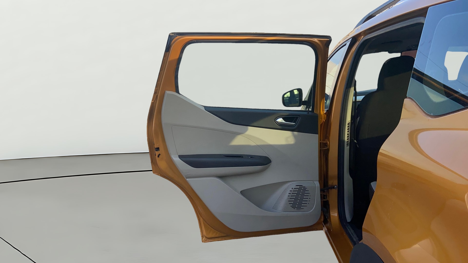 View 2022 Renault Triber RXZ AMT Image 23 Used 2022 Renault Triber RXZ AMT Image 23