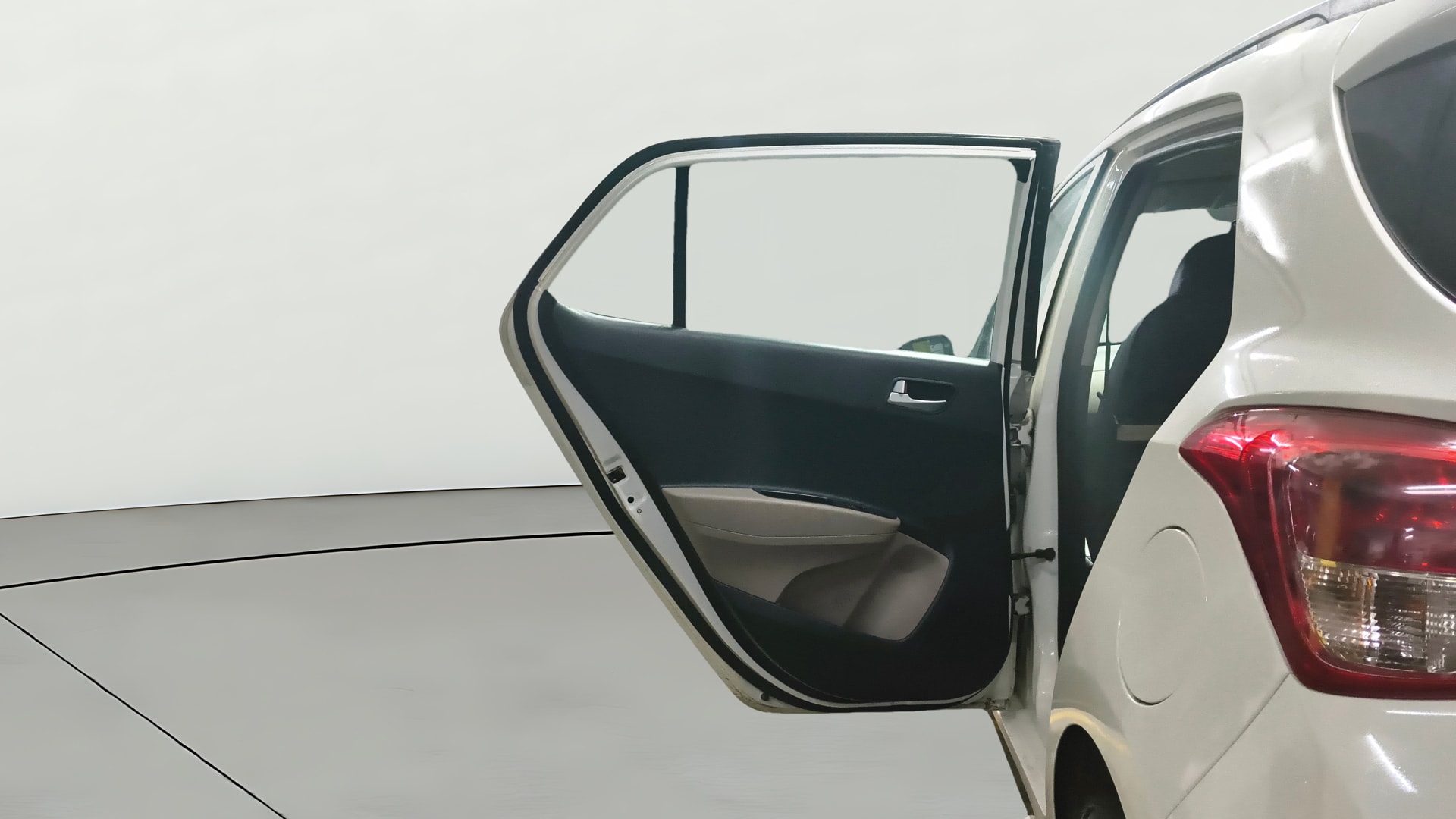 View 2015 Hyundai Grand i10 Sportz 1.2 Kappa Image 23 Used 2015 Hyundai Grand i10 Sportz 1.2 Kappa Image 23