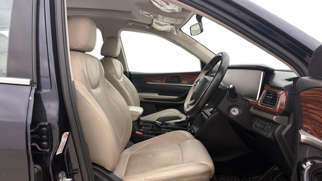 View Mahindra XUV700 Image 18 Used Mahindra XUV700 Image 18