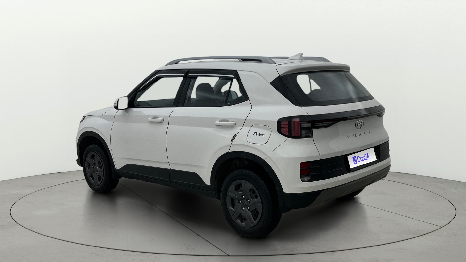 View 2024 Hyundai Venue S(O) Plus 1.2 Petrol MT Image 2 Used 2024 Hyundai Venue S(O) Plus 1.2 Petrol MT Image 2
