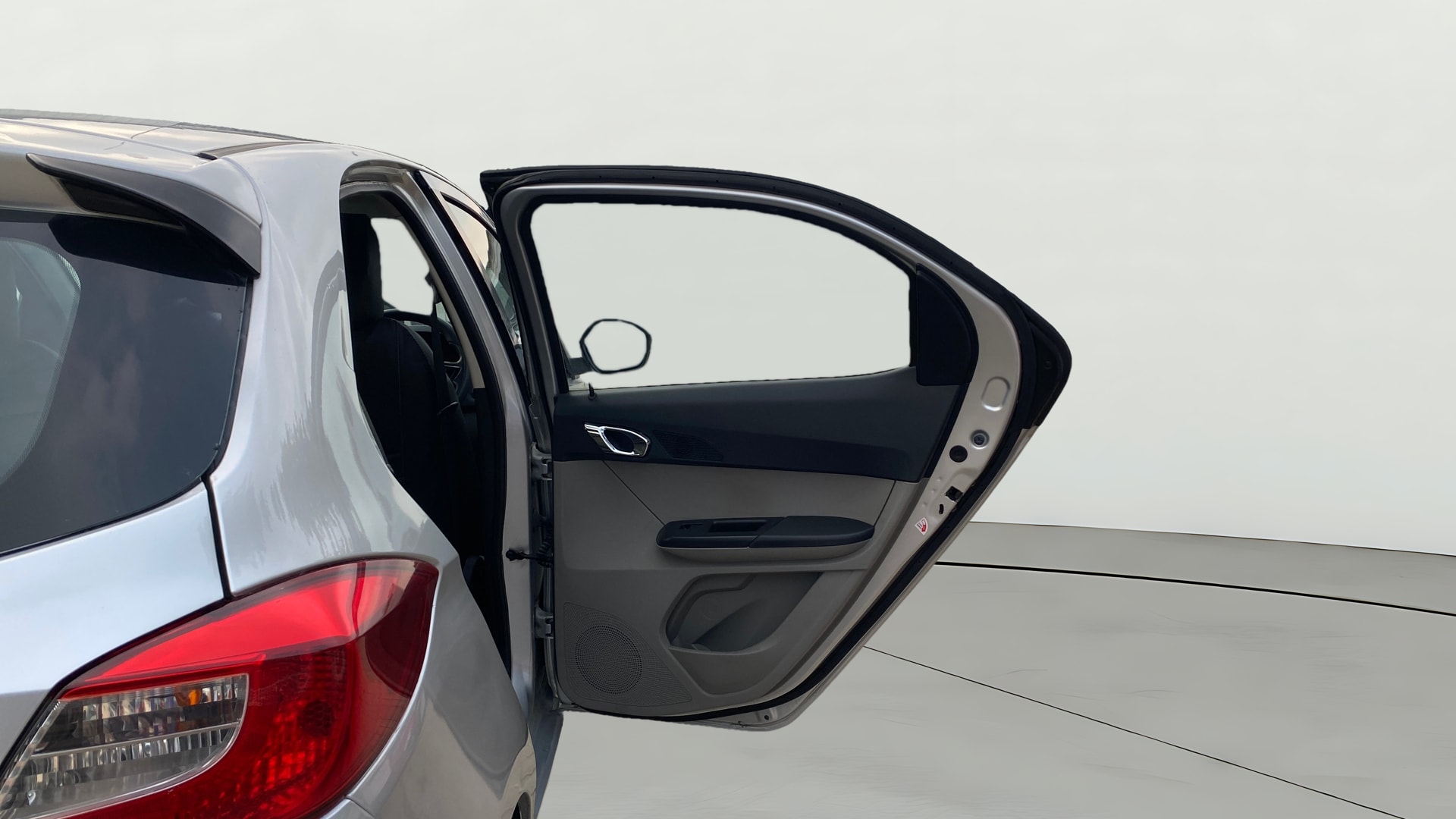 View 2018 Tata Tiago Revotorq XB Image 7 Used 2018 Tata Tiago Revotorq XB Image 7