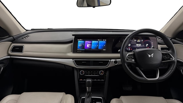 View Mahindra XUV700 Image 16 Used Mahindra XUV700 Image 16