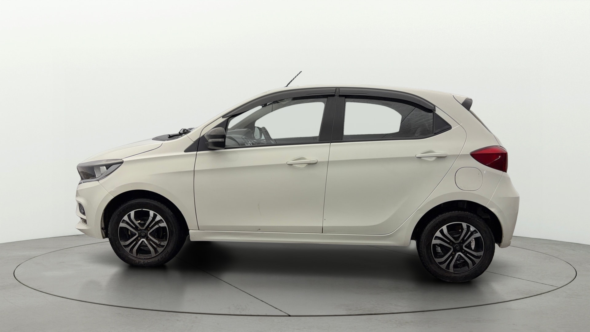 View 2024 Tata Tiago Revotorq XB Image 5 Used 2024 Tata Tiago Revotorq XB Image 5