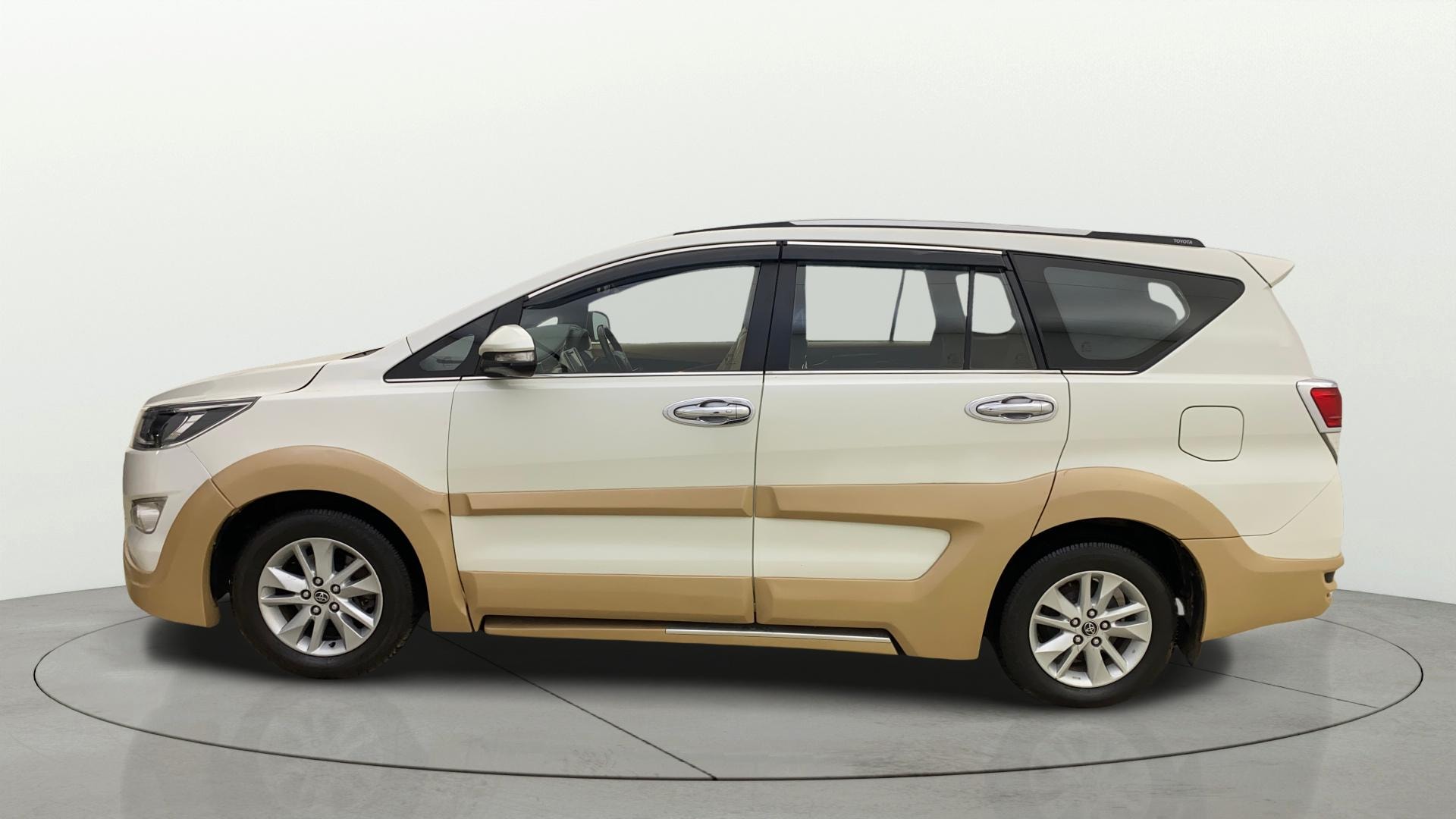 View 2017 Toyota Innova Crysta 2.4 VX MT 7-Seater BS IV Image 5 Used 2017 Toyota Innova Crysta 2.4 VX MT 7-Seater BS IV Image 5