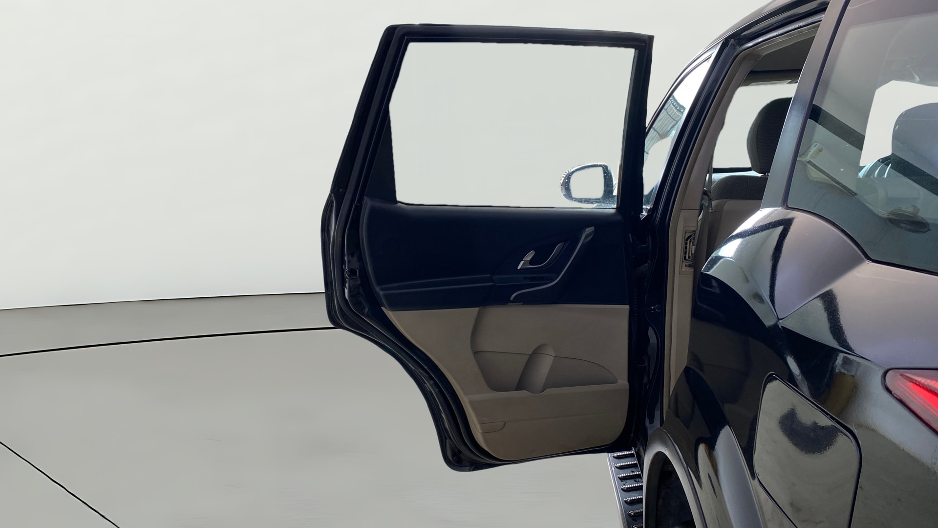 View 2018 Mahindra XUV500 W6 AT Image 23 Used 2018 Mahindra XUV500 W6 AT Image 23